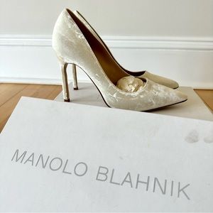 Brand new Manolo Blahnik BB white velvet heels